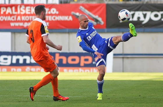 Olomoucký Michal Vepek odkopává mí, vítkovický Matj Fiala dotírá.