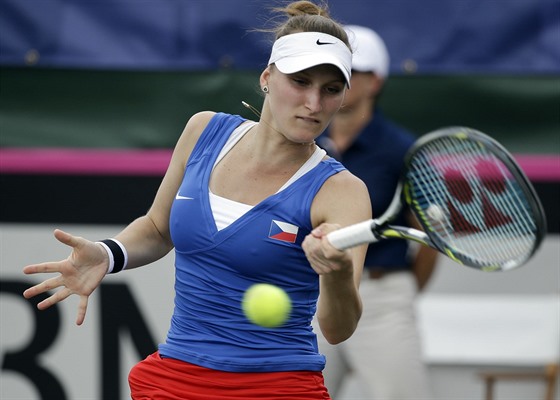 Markéta Vondrouová bhem semifinále Fed Cupu s USA.