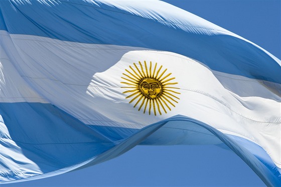 Argentinská zástava vlající nad prezidentským palácem v Buenos Aires.
