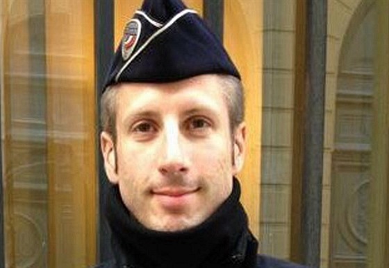 Sedmaticetiletý policista Xavier Jugelé zastelený ve tvrtek 20. dubna 2017 v...