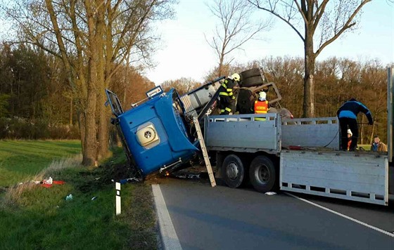 idii kamion nezvládli vleení na tyi.