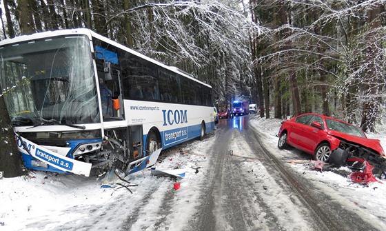 Mokrý sníh se podílel na stetu auta a autobusu u Skuhrova na eskotebovsku.