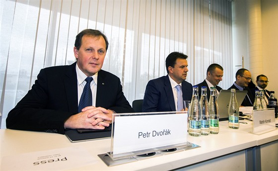 Petr Dvoák (vlevo) na jednání Rady eské televize, kde ml být zvolen nový editel T na pítích est let. (26. dubna 2017)