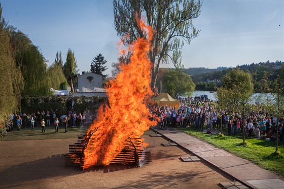 arodjnice ve lutých lázních.