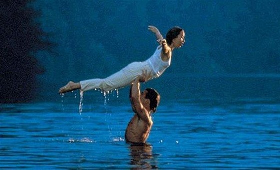 Slavná scéna nacviování taneního ísla v jezee z filmu Híný tanec (1987)
