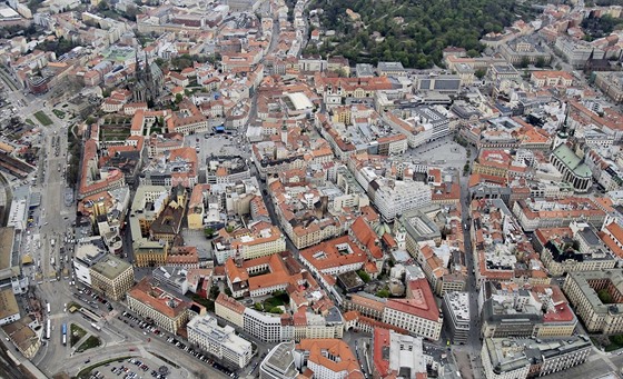 Letecký pohled na centrum Brna. Vlevo brnnské nádraí.