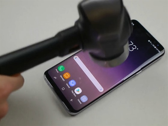 Mnozí se nemohou Galaxy S8 dokat, youtubei ji pitom s oblibou nií.