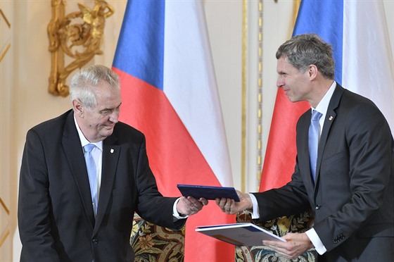 Prezident eské republiky Milo Zeman (vlevo) a pedseda OV Jií Kejval...
