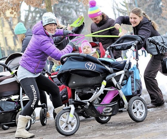 Pavlína astná (vlevo) u tyi roky pipravuje speciální cviení pro matky na...