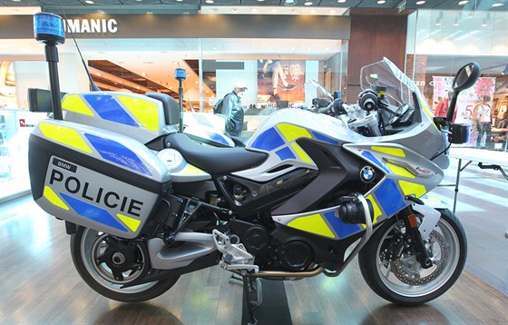 Nové motorky policisté pedstavili v útrobách jihlavského City Parku.