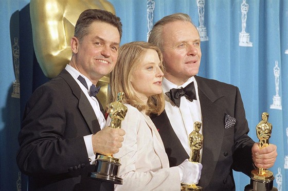 Reisér Jonathan Demme (vlevo) s herci Jodie Fosterovou a Anthonym Hopkinsem v...