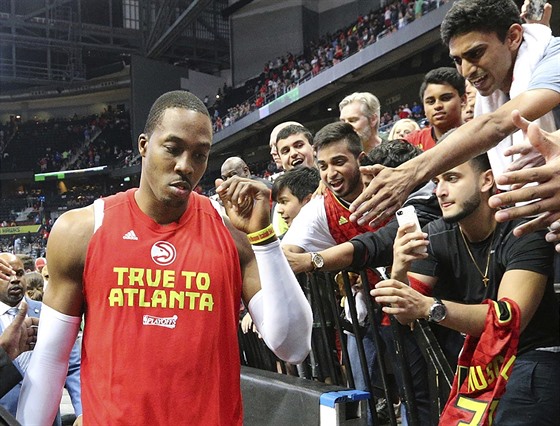 Dwight Howard prochází kolem fanouk po vyazení jeho Atlanty od Washingtonu.