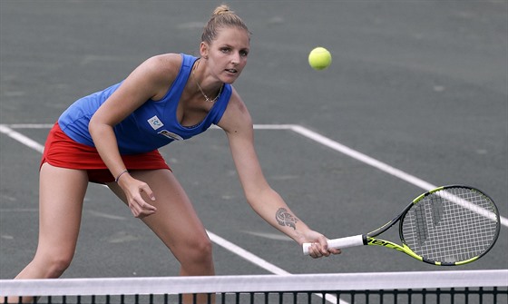 Kristýna Plíková bojuje u sít v rozhodující tyhe v semifinále Fed Cupu.