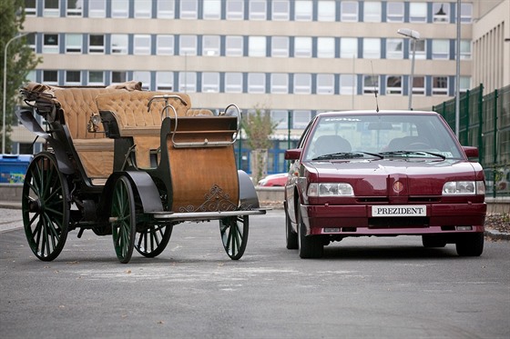 Replika automobilu NW President (vlevo) a koncept Tatra Prezident postavený na základ Tatry 613, posledního odobního modelu kopivnické automobilky.