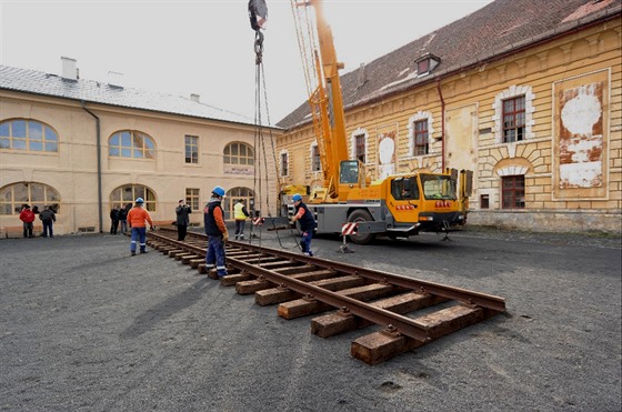 Poloení kolejí ped Centrum studií genocid pro vagon  symbolizující transporty...