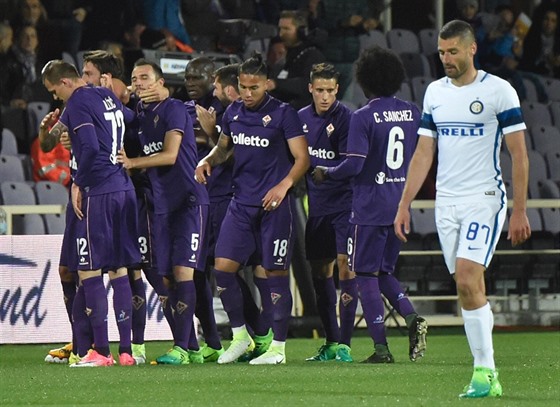 ZVLÁDLI PESTELKU. Fotbalisté Fiorentiny se radují z jednoho z pti gól v...