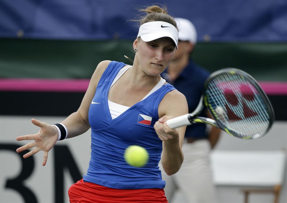 Markéta Vondrouová bhem semifinále Fed Cupu s USA.