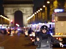 Policie hlídkuje po útoku na bulváru Champs-Élysées v Paíi (20. dubna 2017).