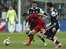 Mathieu Valbuena z Lyonu se prodírá obranou Besiktase Istanbul ve tvrtfinále...