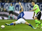 Daniel Caligiuri z Schalke (vlevo) a Nick Viergever z Ajaxu Amsterdam se vrhají...