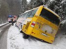 Na Vítkovsku museli hasii vyproovat autobus, který zapadl do píkopy.