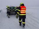 Na Vítkovsku museli hasii pomáhat autm, která zapadla do snhu.
