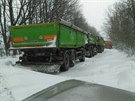 Stojíme tady už přes tři hodiny, zapadlý sypač, dva náklaďáky, a asi další 4 auta za mnou. Sněžná fréza, která nás jela vysvobodit zapadla taky. Stojíme tady už přes tři hodiny, zapadlý sypač, dva náklaďáky, a asi další 4 auta za mnou. Sněžná fréza, která nás jela vysvobodit zapadla taky.