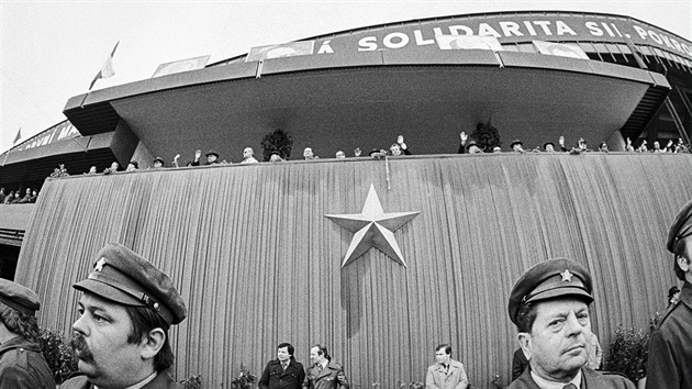 Zatékalo i na hlavní tribunu odkud tehdy mával soudruh Husák (na snímku z něj... Zatékalo i na hlavní tribunu odkud tehdy mával soudruh Husák (na snímku z něj...