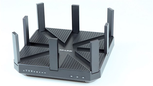 Jeden z nejvýkonnějších Wi-Fi routerů na trhu je osazen osmi anténami. Jeden z nejvýkonnějších Wi-Fi routerů na trhu je osazen osmi anténami.