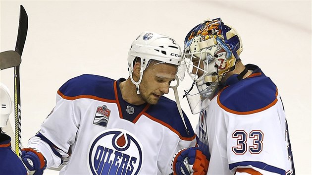 Andrej Sekera a jeho brankář Cam Talbot se radují z postupu Edmontonu. Andrej Sekera a jeho brankář Cam Talbot se radují z postupu Edmontonu.