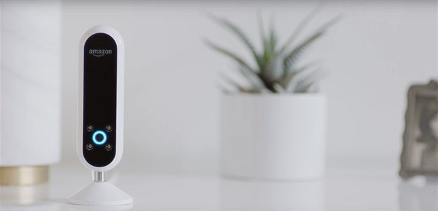 Amazon Echo Look.s digitální asistentkou Alexa Amazon Echo Look.s digitální asistentkou Alexa