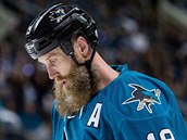 Joe Thornton ze San Jose je jednm z hr, kte v play-off riskovali sv...