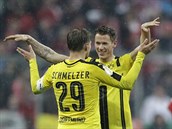 Erik Durm a Marcel Schmelzer z Dortmundu slav vhru nad Bayernem Mnichov.
