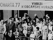 Fotografie z 1. května 1987, kdy do průvodu v Olomouci vyšli s transparentem... Fotografie z 1. května 1987, kdy do průvodu v Olomouci vyšli s transparentem...