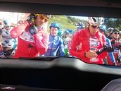 Peloton čeká na startu těsně za vozem ředitele závodu Peloton čeká na startu těsně za vozem ředitele závodu