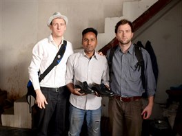 Jak se vyrábí boty v indické Age, se vydali zjiovat Stanislav Komínek a Adam...
