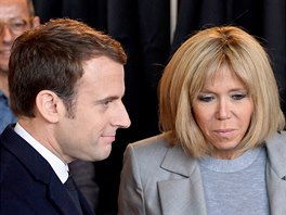 Emmanuel Macron s o ptadvacet let starí chotí Brigitte.