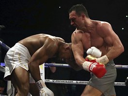 Anthony Joshua (vlevo) pod tlakem Vladimira Klika