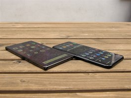 Oba smartphony se díky bezrámekové konstrukci mohou chlubit na svou velikost...