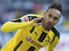 Pierre-Emerick Aubameyang slav gl v zpase proti Mnchengladbachu, kter...