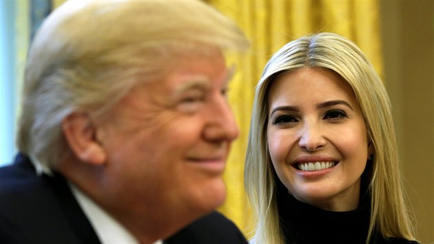 Ivanka Trumpov s otcem Donaldem Trumpem v Ovln pracovn. (24.4. 2017)