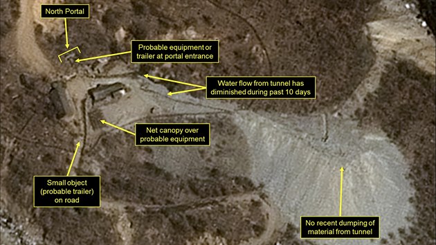Satelitn snmek severokorejsk jadern stelnice Punggye-ri z 12. dubna 2017. Na podobnm snmku pozenm o tyi dny pozdji se objevili lid hrajc volejbal.