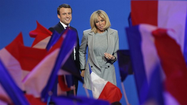 Emmanuel Macron s manelkou slav spch v prvnm kole prezidentskch voleb (23. dubna 2017)