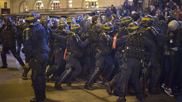 Protesty odprc Marine Le Penov v Pai (23. dubna 2017)