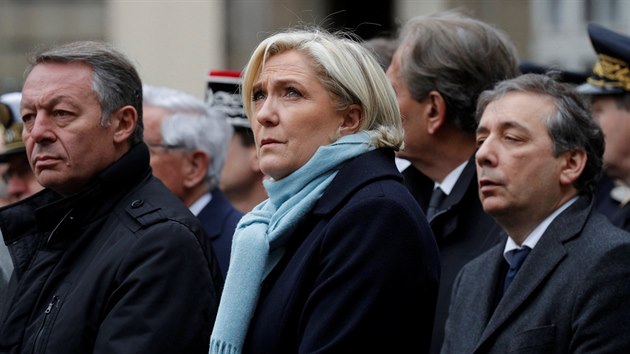 Marine Le Penov uctila pamtku policisty zastelenho na Champs-lyses (25. dubna 2017)