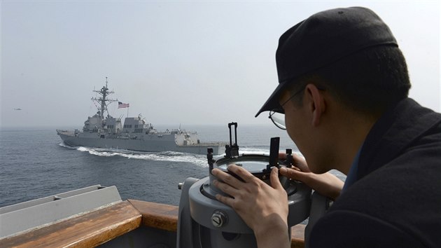 Americk torpdoborec USS Wayne E. Meyer pi nmonch manvrech u beh Korejskho poloostrova (25. dubna 2017)