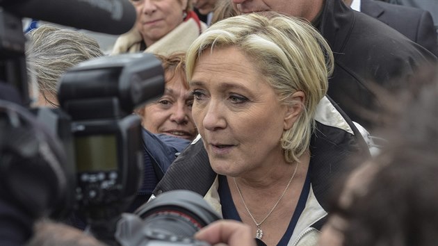 Marine Le Penov agitovala mezi rybi v Grau-du-Roi na jihu Francie. (27. dubna 2017)