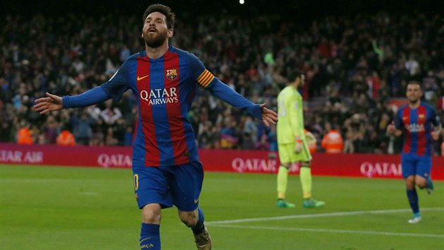 Barcelonsk tonk Lionel Messi oslavuje svj gl proti Osasun.