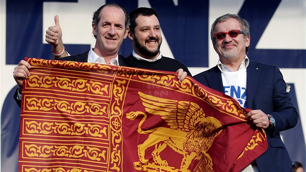 Bentsk guvernr Luca Zaia (vlevo) s politiky Matteem Salvinim (uprosted) a Robertem Maronim (vpravo).