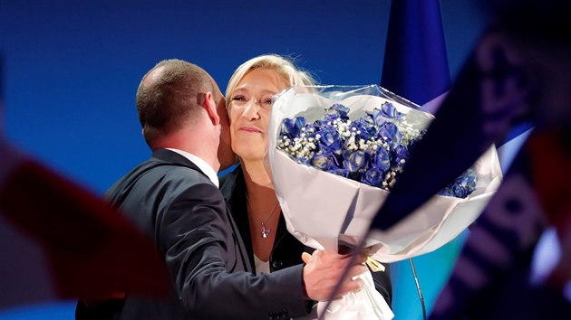 Marine Le Pen slav pedbn vsledky prvnho kola francouzskch voleb. (23. dubna 2017)